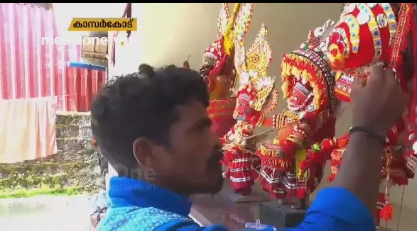 ലക്ഷ്മികാന്തിന്റെ സംസാരിക്കുന്ന  തെയ്യക്കോലങ്ങള്‍