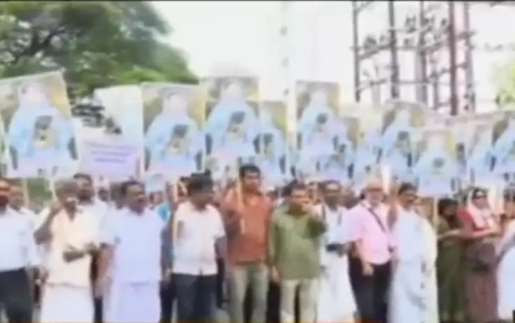 ബിഷപ്പിനെ അറസ്റ്റ് ചെയ്യണമെന്നാവശ്യപ്പെട്ട് ഐ.ജി ഓഫീസിലേക്ക് മാര്ച്ച് ബിഷപ്പിനെ അറസ്റ്റ് ചെയ്യണമെന്നാവശ്യപ്പെട്ട് ഐ.ജി ഓഫീസിലേക്ക് മാര്ച്ച്