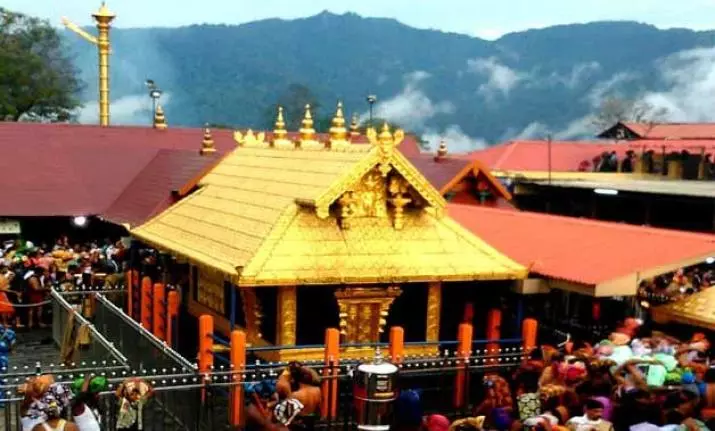 ‘ശബരിമലയില്‍ സ്ത്രീകള്‍ക്ക് പ്രവേശിക്കാം’ സ്ത്രീ പുരുഷന് താഴെയല്ലെന്ന് കോടതി