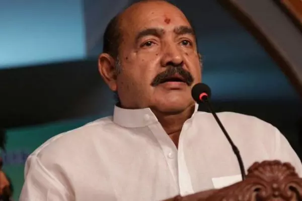 സിനിമയില്‍ പോലും കാണാത്ത വില്ലത്തരമാണ് അച്ഛന്‍ കാണിച്ചത്; നടന്‍ വിജയകുമാറിനെതിരെ ആരോപണവുമായി മകള്‍