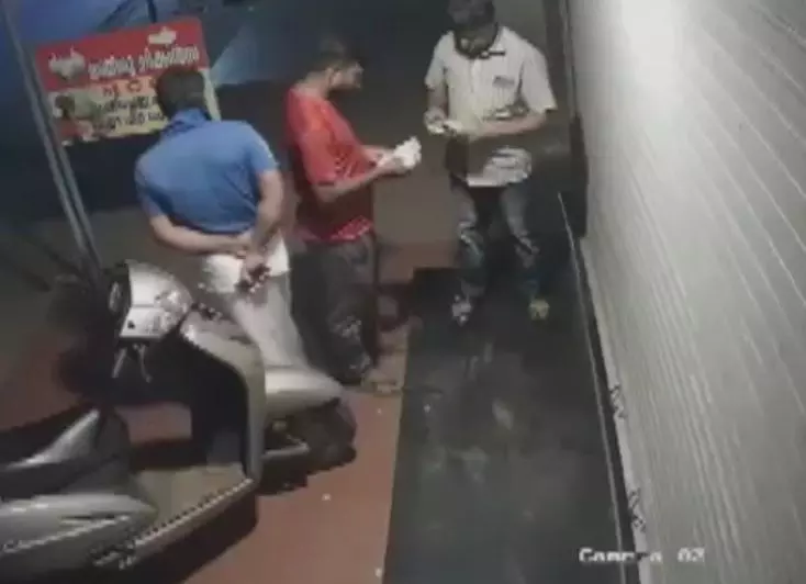 കോഴി മാലിന്യം കടത്തുന്ന വണ്ടി തടഞ്ഞ് സി.പി.എം ബ്രാഞ്ച് സെക്രട്ടറിയുടെ പണപ്പിരിവ്: സി.സി.ടി.വി ദൃശ്യങ്ങള്‍ പുറത്ത് 