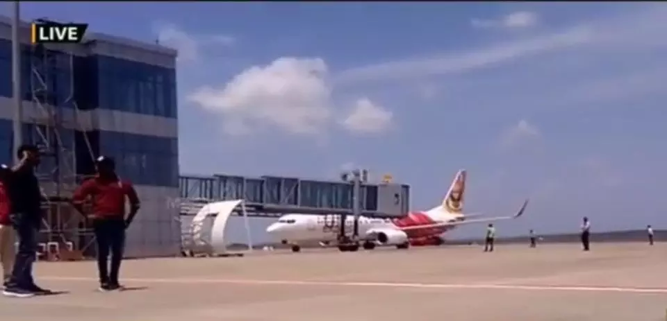 കണ്ണൂരില് ആദ്യ യാത്രാവിമാനം പറന്നിറങ്ങി കണ്ണൂരില് ആദ്യ യാത്രാവിമാനം പറന്നിറങ്ങി