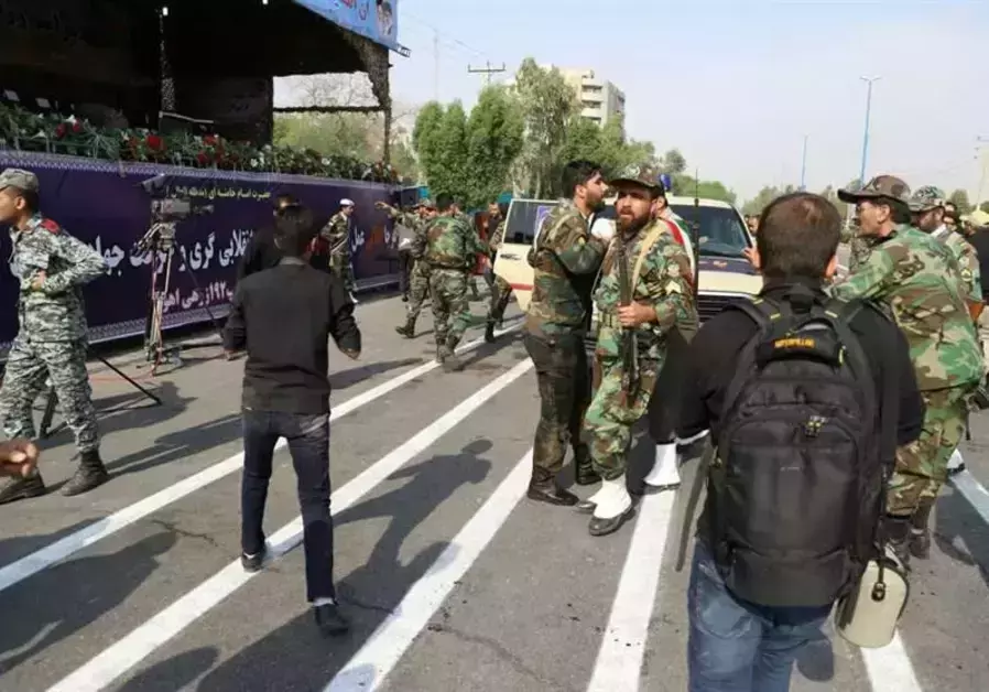 ഇറാനില് സൈനിക പരേഡിന് നേരെ വെടിവെപ്പ്: 24 മരണം ഇറാനില് സൈനിക പരേഡിന് നേരെ വെടിവെപ്പ്: 24 മരണം