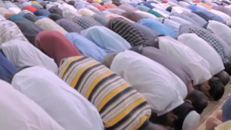 ഹിന്ദുപേര് സ്വീകരിക്കുക, തുറസ്സായ സ്ഥലത്ത് നമസ്കരിക്കാതിരിക്കുക, മതചിഹ്നങ്ങള് ഉപയോഗിക്കാതിരിക്കുക: മുസ്ലിംകളെ ഉപദേശിച്ച് പഞ്ചായത്ത് ഹിന്ദുപേര് സ്വീകരിക്കുക, തുറസ്സായ സ്ഥലത്ത് നമസ്കരിക്കാതിരിക്കുക, മതചിഹ്നങ്ങള് ഉപയോഗിക്കാതിരിക്കുക: മുസ്ലിംകളെ ഉപദേശിച്ച് പഞ്ചായത്ത്