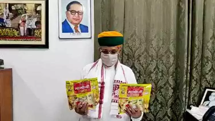 കോവിഡിനെ തുരത്താൻ ‘ഭാഭിജി പപ്പട’വുമായി ​കേന്ദ്രമന്ത്രി; സോഷ്യൽ മീഡിയയിൽ രൂക്ഷവിമർശനം