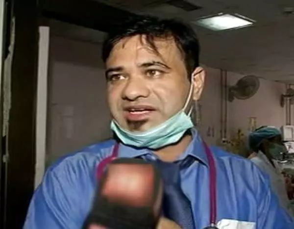 കഫീല് ഖാനെയും സഹോദരനെയും അറസ്റ്റ് ചെയ്തത് 9 വര്ഷം പഴക്കമുള്ള കേസിലെന്ന് പൊലീസ് കഫീല് ഖാനെയും സഹോദരനെയും അറസ്റ്റ് ചെയ്തത് 9 വര്ഷം പഴക്കമുള്ള കേസിലെന്ന് പൊലീസ്