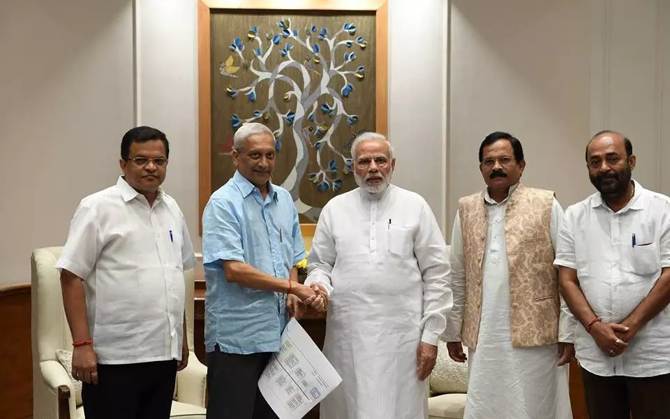 ഗോവയില്‍ വീണ്ടും നാടകീയത; പരീക്കര്‍ മന്ത്രിസഭയില്‍ നിന്ന് 2 മന്ത്രിമാര്‍ പുറത്ത്