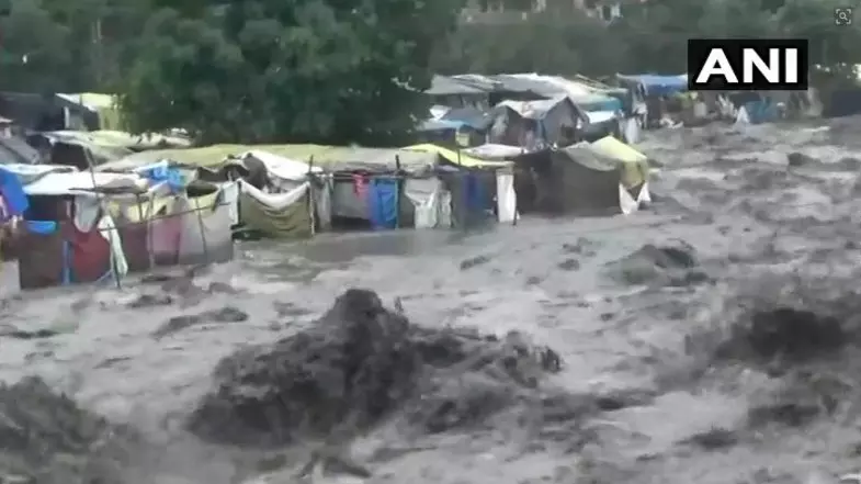 ഹിമാചലില് രൂക്ഷമായ മഴയും മഞ്ഞുവീഴ്ചയും; 14 മലയാളികള് കുടുങ്ങിക്കിടക്കുന്നു ഹിമാചലില് രൂക്ഷമായ മഴയും മഞ്ഞുവീഴ്ചയും; 14 മലയാളികള് കുടുങ്ങിക്കിടക്കുന്നു