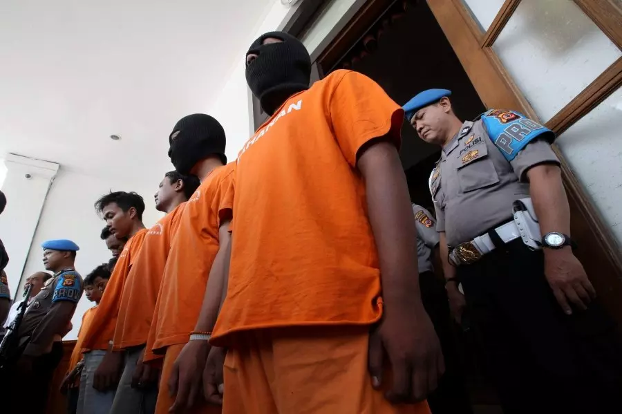 ഫുട്ബോള് തര്ക്കം; ഇന്തോനേഷ്യയില് എതിര് ടീം ആരാധകനെ അടിച്ചു കൊന്നു ഫുട്ബോള് തര്ക്കം; ഇന്തോനേഷ്യയില് എതിര് ടീം ആരാധകനെ അടിച്ചു കൊന്നു