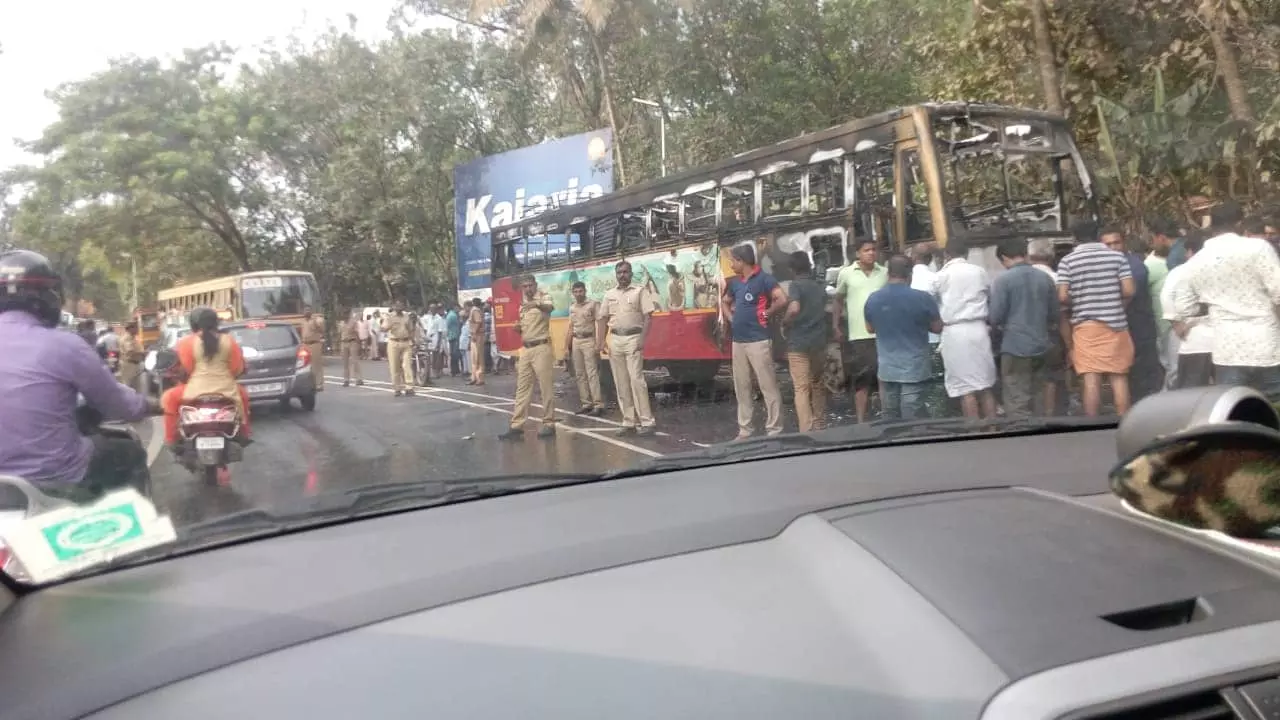 കെ.എസ്.ആര്‍.ടി.സി ബസില്‍ സ്കൂട്ടര്‍ ഇടിച്ചു; ബസിന് തീപിടിച്ചു