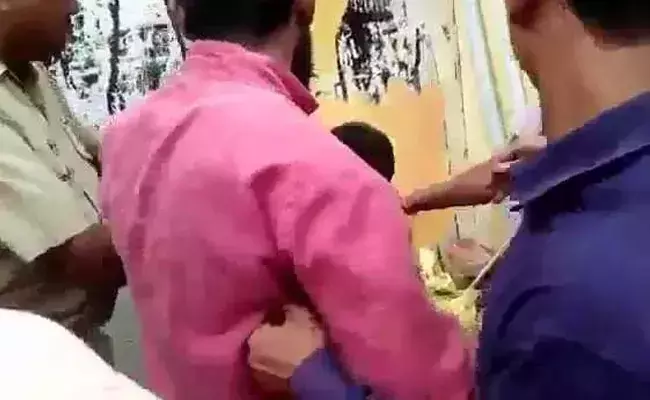 ‘ലൗ ജിഹാദിയെന്ന് വിളിച്ചു; സ്വകാര്യഭാഗങ്ങളില് മര്ദ്ദിച്ചു’ മീററ്റില് മുസ്ലിം യുവാവിന് നേരെ വി.എച്ച്.പിയുടെ ക്രൂരത ‘ലൗ ജിഹാദിയെന്ന് വിളിച്ചു; സ്വകാര്യഭാഗങ്ങളില് മര്ദ്ദിച്ചു’ മീററ്റില് മുസ്ലിം യുവാവിന് നേരെ വി.എച്ച്.പിയുടെ ക്രൂരത