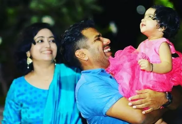 വയലിനിസ്റ്റ് ബാലഭാസ്കറും കുടുംബവും സഞ്ചരിച്ചിരുന്ന കാര് അപകടത്തില്പെട്ടു; മകള് മരിച്ചു വയലിനിസ്റ്റ് ബാലഭാസ്കറും കുടുംബവും സഞ്ചരിച്ചിരുന്ന കാര് അപകടത്തില്പെട്ടു; മകള് മരിച്ചു