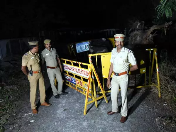 ചെന്നൈയില് വീട്ടില് സൂക്ഷിച്ച നൂറ് വര്ഷത്തിലധികം പഴക്കമുള്ള ശില്പങ്ങള് പിടിച്ചെടുത്തു ചെന്നൈയില് വീട്ടില് സൂക്ഷിച്ച നൂറ് വര്ഷത്തിലധികം പഴക്കമുള്ള ശില്പങ്ങള് പിടിച്ചെടുത്തു