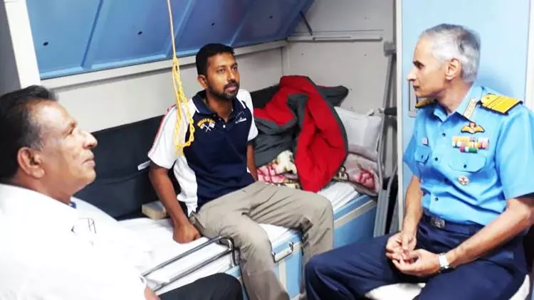 അഭിലാഷ് ടോമിയെ ഡല്ഹിയിലെ സൈനിക ആശുപത്രിയിലെത്തിച്ചു അഭിലാഷ് ടോമിയെ ഡല്ഹിയിലെ സൈനിക ആശുപത്രിയിലെത്തിച്ചു