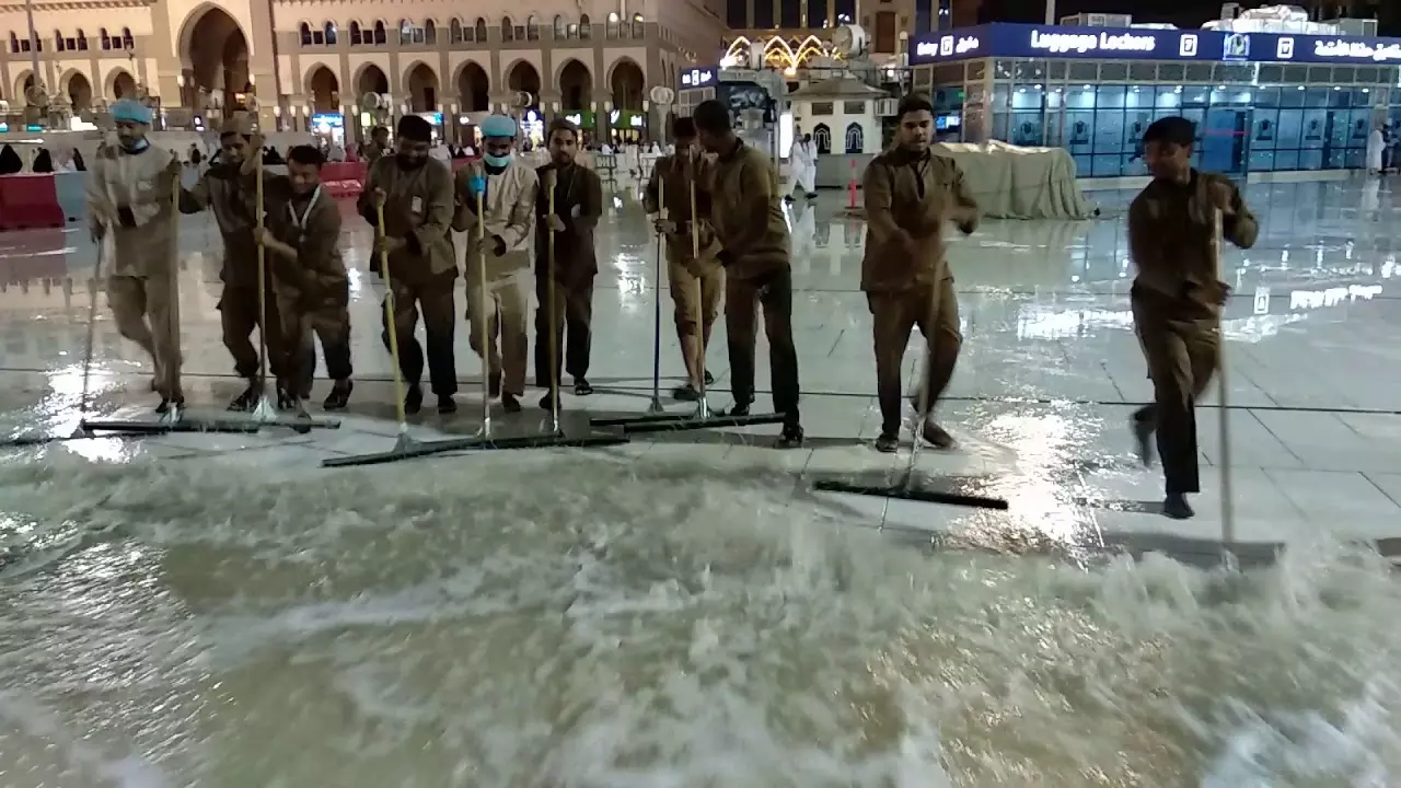 തീര്ഥാടകരെ കുളിരണിയിച്ച് മക്കയില് ആലിപ്പഴവര്ഷം തീര്ഥാടകരെ കുളിരണിയിച്ച് മക്കയില് ആലിപ്പഴവര്ഷം