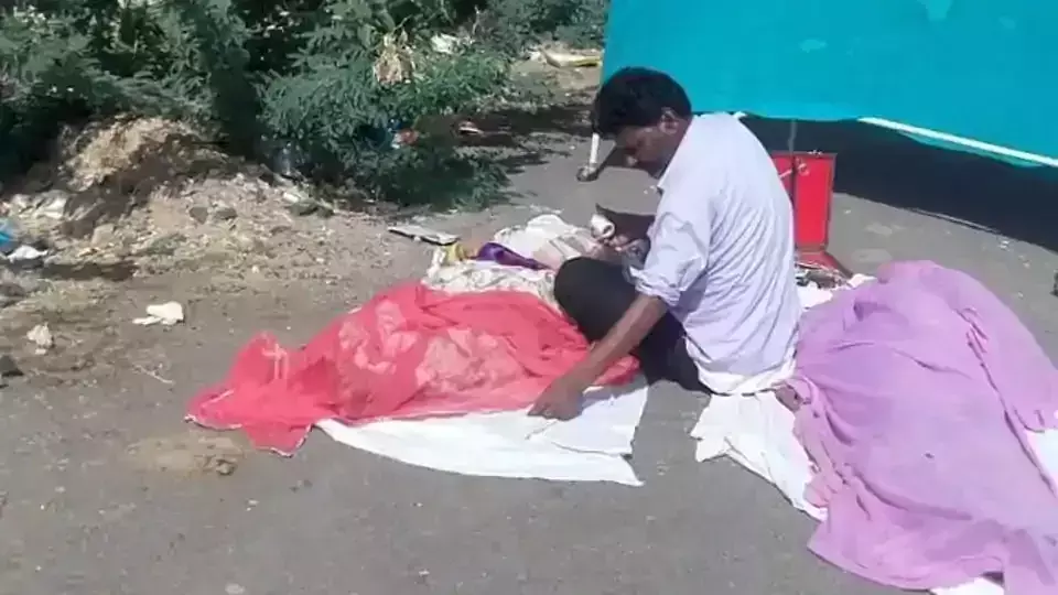 രാജസ്ഥാനില്‍ അപകടത്തില്‍ മരിച്ച സ്ത്രീകളുടെ പോസ്റ്റ്‌മോര്‍ട്ടം നടുറോഡില്‍