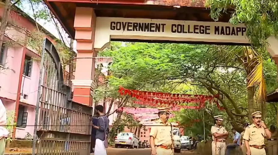 മടപ്പള്ളി കോളജ് സംഘര്‍ഷം; വിദ്യാര്‍ത്ഥികള്‍ പ്രിന്‍സിപ്പാളിനെ ഉപരോധിച്ചു 