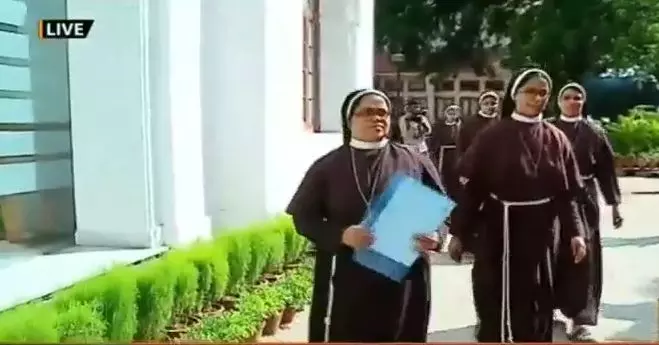 ‘നിരപരാധിയായ ഫ്രാങ്കോ ബിഷപ്പിനെ പീഡിപ്പിക്കുന്നു’: മുഖ്യമന്ത്രിയോട് കന്യാസ്ത്രീകള് ‘നിരപരാധിയായ ഫ്രാങ്കോ ബിഷപ്പിനെ പീഡിപ്പിക്കുന്നു’: മുഖ്യമന്ത്രിയോട് കന്യാസ്ത്രീകള്