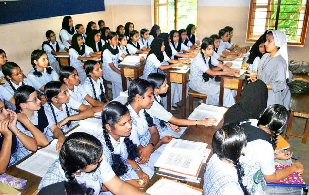 ഹയര്സെക്കണ്ടറി സ്കൂളുകളിലെ അശാസ്ത്രീയ ട്രാന്സ്ഫര്; ഒഴിവ് വരുന്ന സ്കൂളുകളിലേക്ക് അധ്യാപകരെ നിയമിച്ച് ഉത്തരവിറങ്ങി ഹയര്സെക്കണ്ടറി സ്കൂളുകളിലെ അശാസ്ത്രീയ ട്രാന്സ്ഫര്; ഒഴിവ് വരുന്ന സ്കൂളുകളിലേക്ക് അധ്യാപകരെ നിയമിച്ച് ഉത്തരവിറങ്ങി