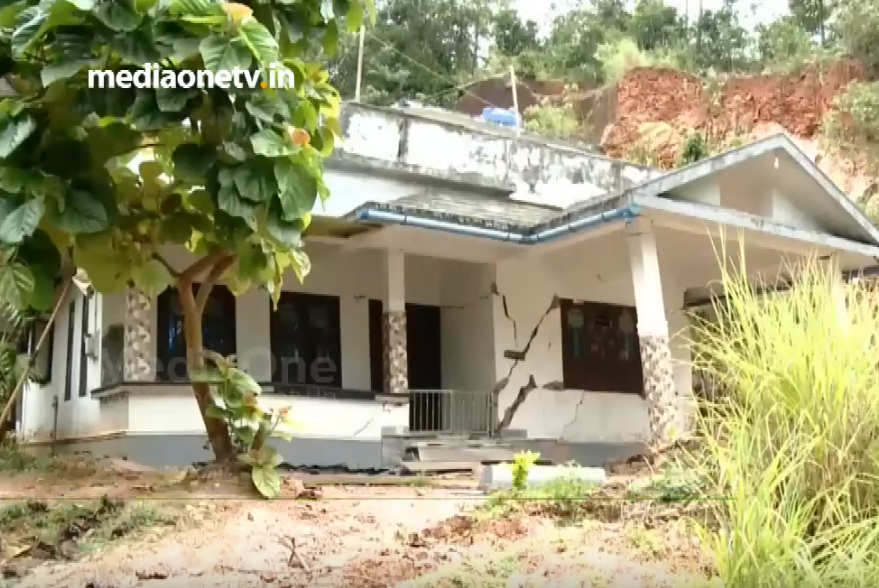 അടുക്കളഭാഗം പൂര്‍ണ്ണമായും മണ്ണിനടിയില്‍; വീടിന് മുകളിലേക്ക് വീണ മണ്ണ് നീക്കം ചെയ്യാന്‍ അധികൃതരുടെ അനുമതി കാത്ത് ഒരു കുടുംബം