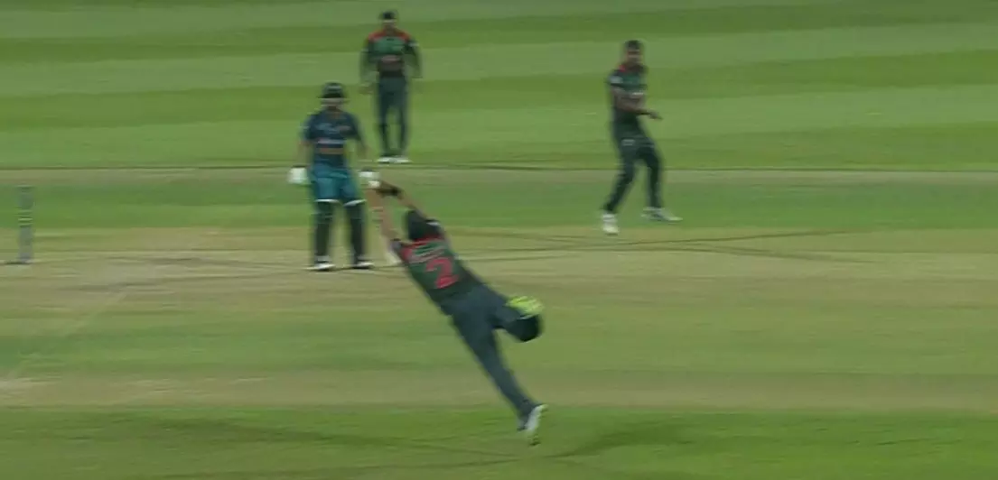 കിടിലന് ക്യാച്ചുമായി മൊര്താസ; പുറത്തായത് മാലിക് കിടിലന് ക്യാച്ചുമായി മൊര്താസ; പുറത്തായത് മാലിക്