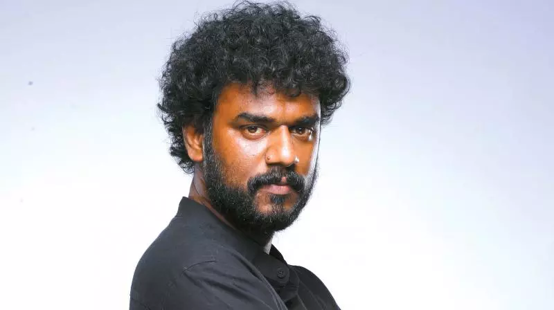 ദിനേഷ് പ്രഭാകര്‍ നായകനാകുന്നു; ‘പ്രകാശന്റെ മെട്രോ’യുടെ ഫസ്റ്റ്‍ലുക്ക് പോസ്റ്റര്‍ പുറത്ത്