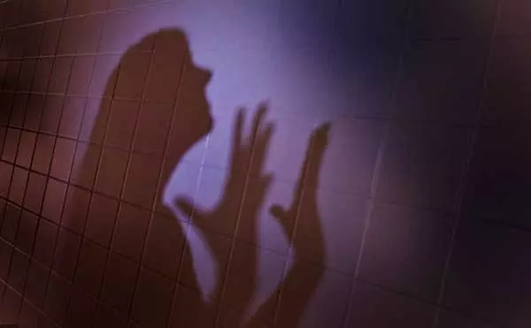 നവ വധുവിനെ തന്ത്രിയും ഭർത്താവിന്റെ സുഹൃത്തുക്കളും ക്രൂര ബലാത്സംഗത്തിനിരയാക്കി   