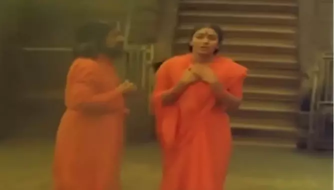 ശബരിമലയിലെ പതിനെട്ടാം പടിയില് നൃത്തം ചെയ്യുന്ന ജയശ്രീ; പഴയെ ഗാനം സോഷ്യൽ മീഡിയയിൽ ട്രെൻഡിങ് ശബരിമലയിലെ പതിനെട്ടാം പടിയില് നൃത്തം ചെയ്യുന്ന ജയശ്രീ; പഴയെ ഗാനം സോഷ്യൽ മീഡിയയിൽ ട്രെൻഡിങ്