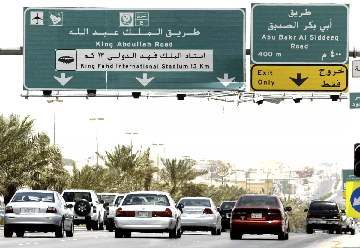 സൌദി അറേബ്യയില് ഇനി ട്രാഫിക് സിഗ്നലുകളില്ല; പകരം യു-ടേണുകള് സൌദി അറേബ്യയില് ഇനി ട്രാഫിക് സിഗ്നലുകളില്ല; പകരം യു-ടേണുകള്