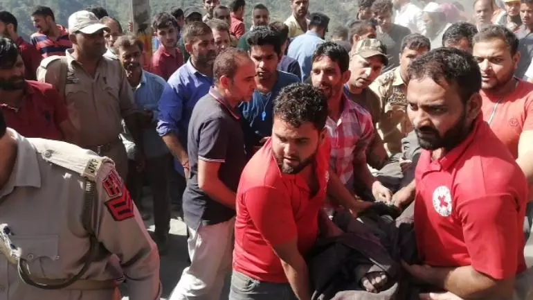 ജമ്മു-ശ്രീനഗര്‍ ഹൈവേയില്‍ ബസ് താഴ്ചയിലേക്ക് മറിഞ്ഞ് അപകടം;  20 മരണം