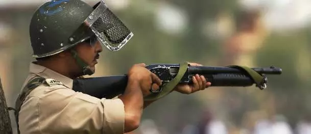 പെല്ലറ്റ്ഗൺ; മാരകായുധമല്ലെന്ന് ഇന്ത്യന് സൈന്യം, 1500ലധികം ആളുകളുടെ കാഴ്ച്ച നഷ്ടപ്പെട്ടു! എന്താണ് ശരിക്കും പെല്ലറ്റ്ഗണ്? പെല്ലറ്റ്ഗൺ; മാരകായുധമല്ലെന്ന് ഇന്ത്യന് സൈന്യം, 1500ലധികം ആളുകളുടെ കാഴ്ച്ച നഷ്ടപ്പെട്ടു! എന്താണ് ശരിക്കും പെല്ലറ്റ്ഗണ്?