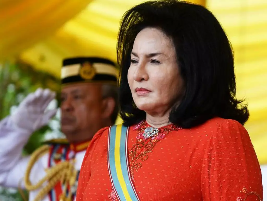 കള്ളപ്പണം വെളുപ്പിച്ചതിന് മലേഷ്യന് മുന് പ്രധാനമന്ത്രിയുടെ ഭാര്യ റോസ്മ മാന്സറിന് വിലങ്ങ് കള്ളപ്പണം വെളുപ്പിച്ചതിന് മലേഷ്യന് മുന് പ്രധാനമന്ത്രിയുടെ ഭാര്യ റോസ്മ മാന്സറിന് വിലങ്ങ്