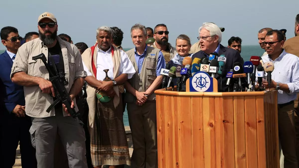 യു.എന് ദൂതന് മാര്ട്ടിന് ഗ്രിഫിത്ത് യമന് പ്രസിഡന്റുമായി നാളെ ചര്ച്ച നടത്തും യു.എന് ദൂതന് മാര്ട്ടിന് ഗ്രിഫിത്ത് യമന് പ്രസിഡന്റുമായി നാളെ ചര്ച്ച നടത്തും