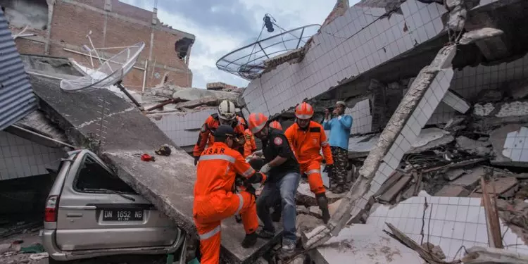 ഭൂചലനത്തിന്റെ നടുക്കം വിട്ടുമാറാതെ ഇന്തോനേഷ്യ; രക്ഷാപ്രവര്ത്തനം പുരോഗമിക്കുന്നു ഭൂചലനത്തിന്റെ നടുക്കം വിട്ടുമാറാതെ ഇന്തോനേഷ്യ; രക്ഷാപ്രവര്ത്തനം പുരോഗമിക്കുന്നു