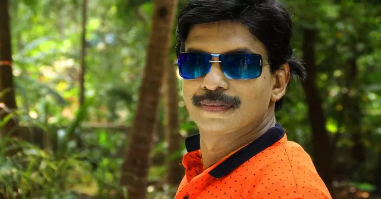 മറ്റുള്ളവരെ പാര വെച്ച് കണ്ണീര് കുടിപ്പിക്കുന്നവനല്ല കലാകാരന്; സുരാജിനെതിരെ കേസ് കൊടുക്കുമെന്ന് സന്തോഷ് പണ്ഡിറ്റ് മറ്റുള്ളവരെ പാര വെച്ച് കണ്ണീര് കുടിപ്പിക്കുന്നവനല്ല കലാകാരന്; സുരാജിനെതിരെ കേസ് കൊടുക്കുമെന്ന് സന്തോഷ് പണ്ഡിറ്റ്