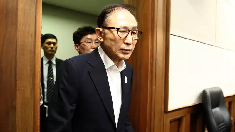 അനധികൃത സ്വത്ത് സമ്പാദനം; മുന് ദക്ഷിണ കൊറിയന് പ്രസിഡന്റിന് 15 വര്ഷം തടവ് ശിക്ഷ അനധികൃത സ്വത്ത് സമ്പാദനം; മുന് ദക്ഷിണ കൊറിയന് പ്രസിഡന്റിന് 15 വര്ഷം തടവ് ശിക്ഷ