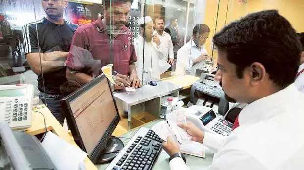 രൂപയുടെ  ഇടിവ്; ഇന്ത്യയിലേക്ക്​ പണം അയക്കാൻ ഗൾഫിലെ പണമിടപാടു സ്​ഥാപനങ്ങളിൽ വൻതിരക്ക്
