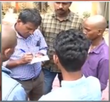 ആദിവാസി യുവാക്കളെ നിര്‍ബന്ധിച്ച് മൊട്ടയടിപ്പിച്ചെന്ന പരാതി; എസ്.ഐയെ സ്ഥലം മാറ്റി