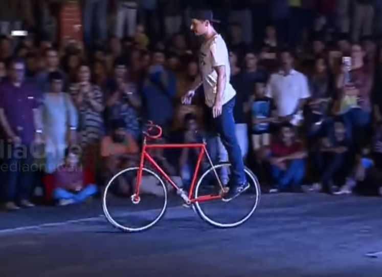 സൈക്ലിങ് അഭ്യാസ പ്രകടനത്തിലൂടെ വിസ്മയമൊരുക്കി ലോകചാമ്പ്യന്‍ ഡേവിഡ്  