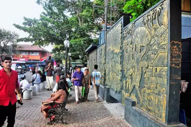 മിഠായിതെരുവിലെ വാഹന നിരോധം; എതിര്പ്പുമായി സി.പി.എം അനുകൂല സംഘടന മിഠായിതെരുവിലെ വാഹന നിരോധം; എതിര്പ്പുമായി സി.പി.എം അനുകൂല സംഘടന