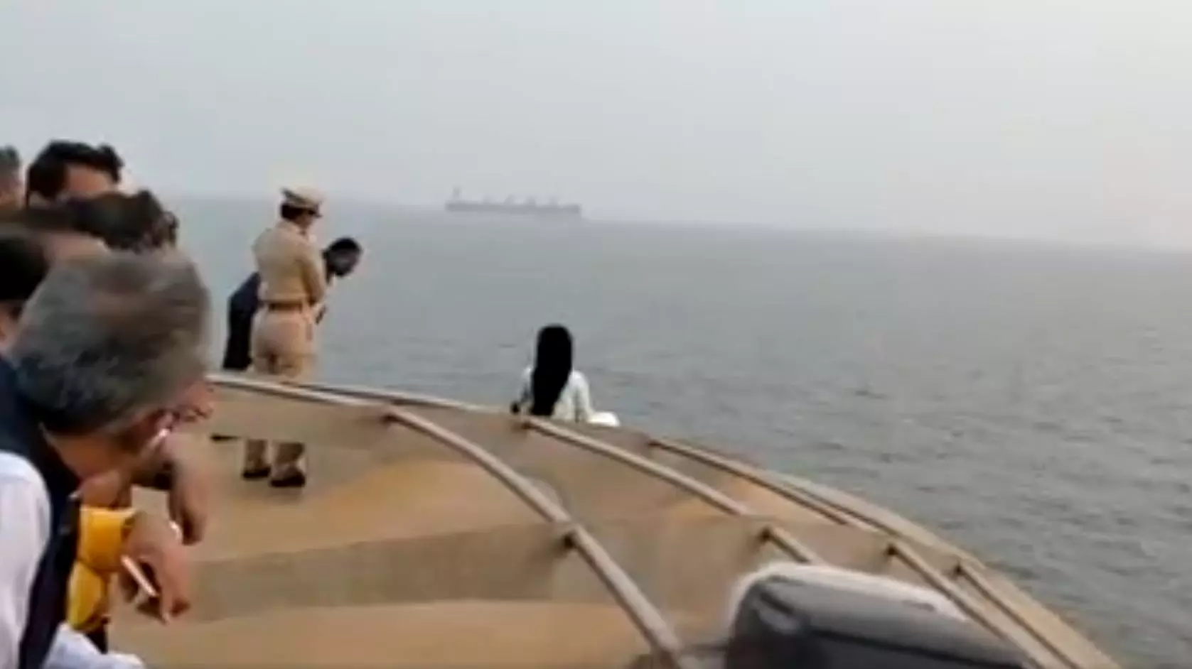 സെല്ഫിയെടുക്കാന് സുരക്ഷാ ഉദ്യോഗസ്ഥരെ മുള്മുനയില് നിര്ത്തി ഫട്നാവിസിന്റെ ഭാര്യ സെല്ഫിയെടുക്കാന് സുരക്ഷാ ഉദ്യോഗസ്ഥരെ മുള്മുനയില് നിര്ത്തി ഫട്നാവിസിന്റെ ഭാര്യ