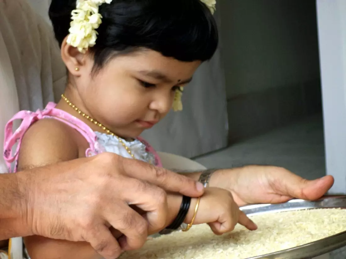 ഇന്ന് വിജയദശമി; കുരുന്നുകള്‍ ആദ്യാക്ഷര നിറവില്‍