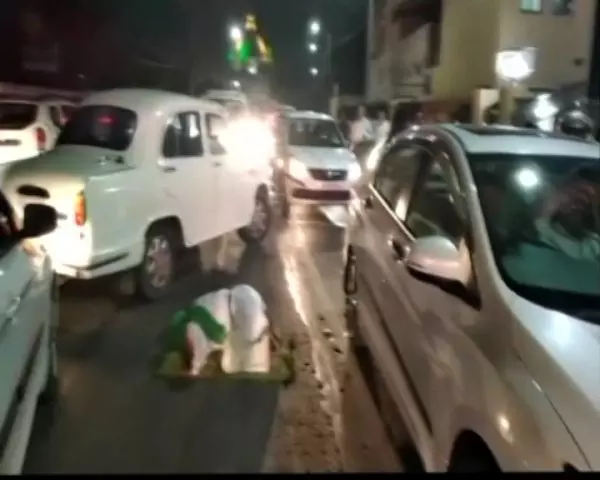 യോഗി ആദിത്യനാഥിന്റെ ഓഫീസിന് മുന്നിലെ റോഡില് നിസ്കരിച്ച് പ്രതിഷേധം യോഗി ആദിത്യനാഥിന്റെ ഓഫീസിന് മുന്നിലെ റോഡില് നിസ്കരിച്ച് പ്രതിഷേധം