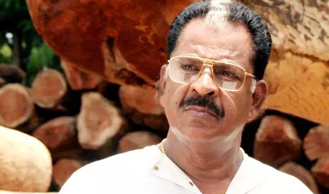 കൊല്ലം തുളസിയുടെ കോലം രണ്ടായി വലിച്ചുകീറി പ്രതിഷേധം കൊല്ലം തുളസിയുടെ കോലം രണ്ടായി വലിച്ചുകീറി പ്രതിഷേധം