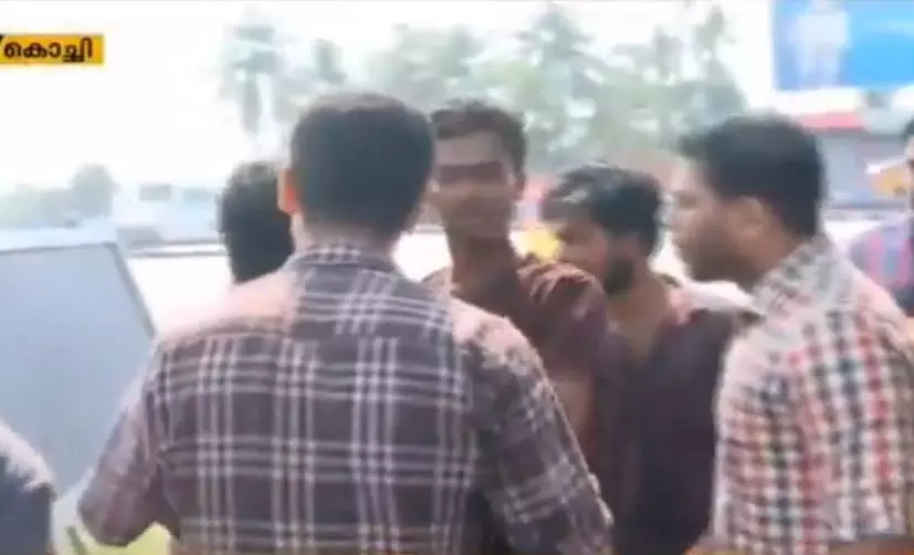 മീഡിയവണ് വാര്ത്താസംഘത്തിന് നേരെ ഗുണ്ടാ ആക്രമണം മീഡിയവണ് വാര്ത്താസംഘത്തിന് നേരെ ഗുണ്ടാ ആക്രമണം