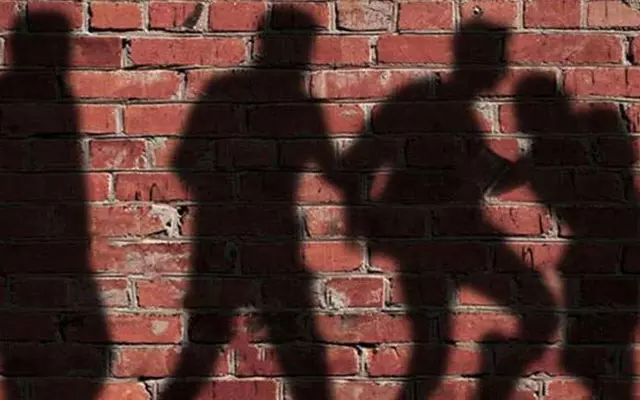 സദാചാര ഗുണ്ടാ ആക്രമണം; മാനസികാസ്വാസ്ഥ്യമുള്ള യുവാവിനെ തല്ലിച്ചതച്ചു സദാചാര ഗുണ്ടാ ആക്രമണം; മാനസികാസ്വാസ്ഥ്യമുള്ള യുവാവിനെ തല്ലിച്ചതച്ചു