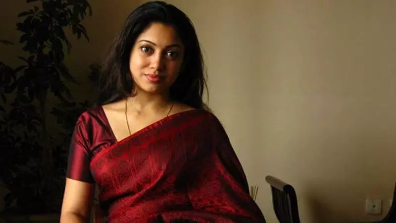 എന്തുകൊണ്ട് ആക്രമിക്കപ്പെട്ട നടിയെ പിന്തുണച്ചില്ല? സിനിമാ സംഘടനകള്ക്കെതിരെ തുറന്നടിച്ച് അഞ്ജലി മേനോന് എന്തുകൊണ്ട് ആക്രമിക്കപ്പെട്ട നടിയെ പിന്തുണച്ചില്ല? സിനിമാ സംഘടനകള്ക്കെതിരെ തുറന്നടിച്ച് അഞ്ജലി മേനോന്