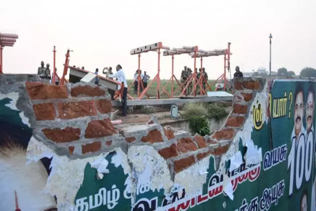 പറന്നുയരുന്നതിനിടെ എയര് ഇന്ത്യ വിമാനം മതിലിടിച്ച് തകര്ത്തു പറന്നുയരുന്നതിനിടെ എയര് ഇന്ത്യ വിമാനം മതിലിടിച്ച് തകര്ത്തു