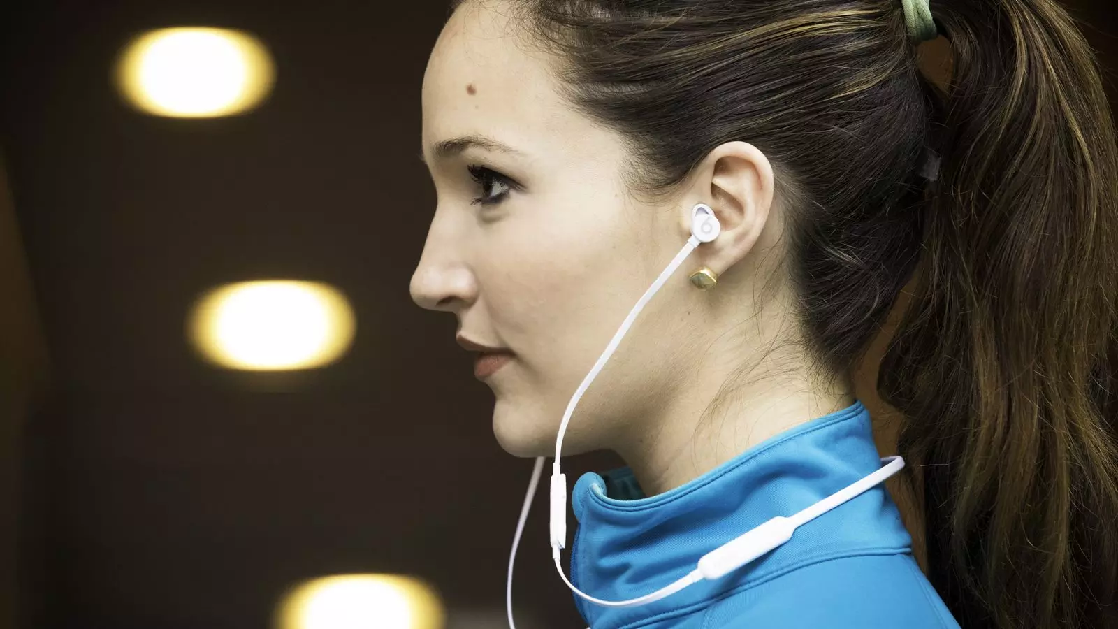 ഇയര് ഫോണ് ഉപയോഗിച്ച് പാട്ട് കേള്ക്കുന്നവരാണോ നിങ്ങള്? എങ്കില് ശ്രദ്ധിക്കൂ ഇയര് ഫോണ് ഉപയോഗിച്ച് പാട്ട് കേള്ക്കുന്നവരാണോ നിങ്ങള്? എങ്കില് ശ്രദ്ധിക്കൂ