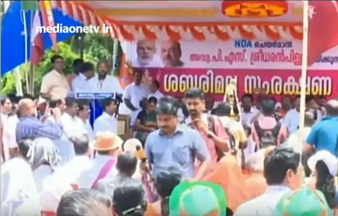 ശബരിമല സ്ത്രീ പ്രവേശനം: സംസ്ഥാനത്ത് വിവിധയിടങ്ങളില് പ്രതിഷേധക്കാരുടെ റോഡ് ഉപരോധം ശബരിമല സ്ത്രീ പ്രവേശനം: സംസ്ഥാനത്ത് വിവിധയിടങ്ങളില് പ്രതിഷേധക്കാരുടെ റോഡ് ഉപരോധം